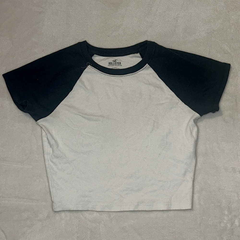 super cute baby tee crop baseball tshirt! The sleeves are navy blue